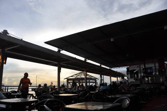 Bar ao lado do porto de Manaus - AM, no fim de tarde